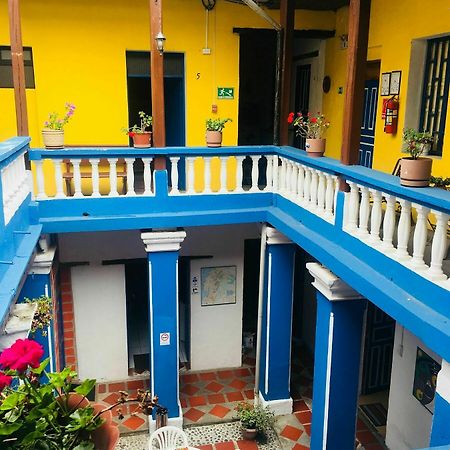 Blue Door Housing Historic Quito Hotell Exteriör bild