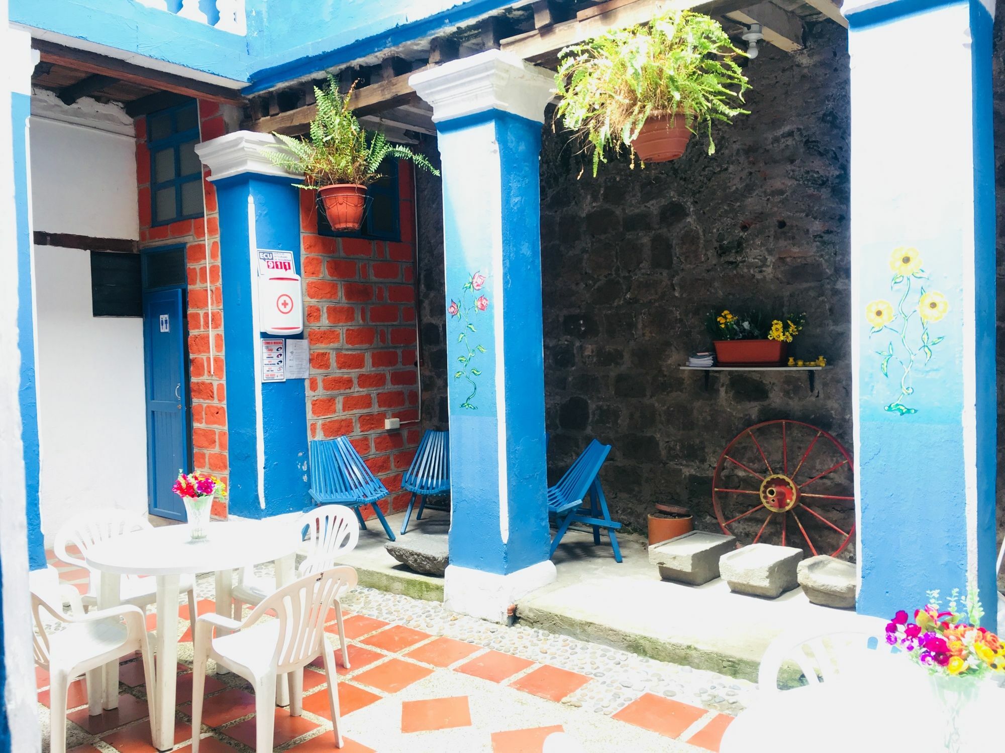 Blue Door Housing Historic Quito Hotell Exteriör bild