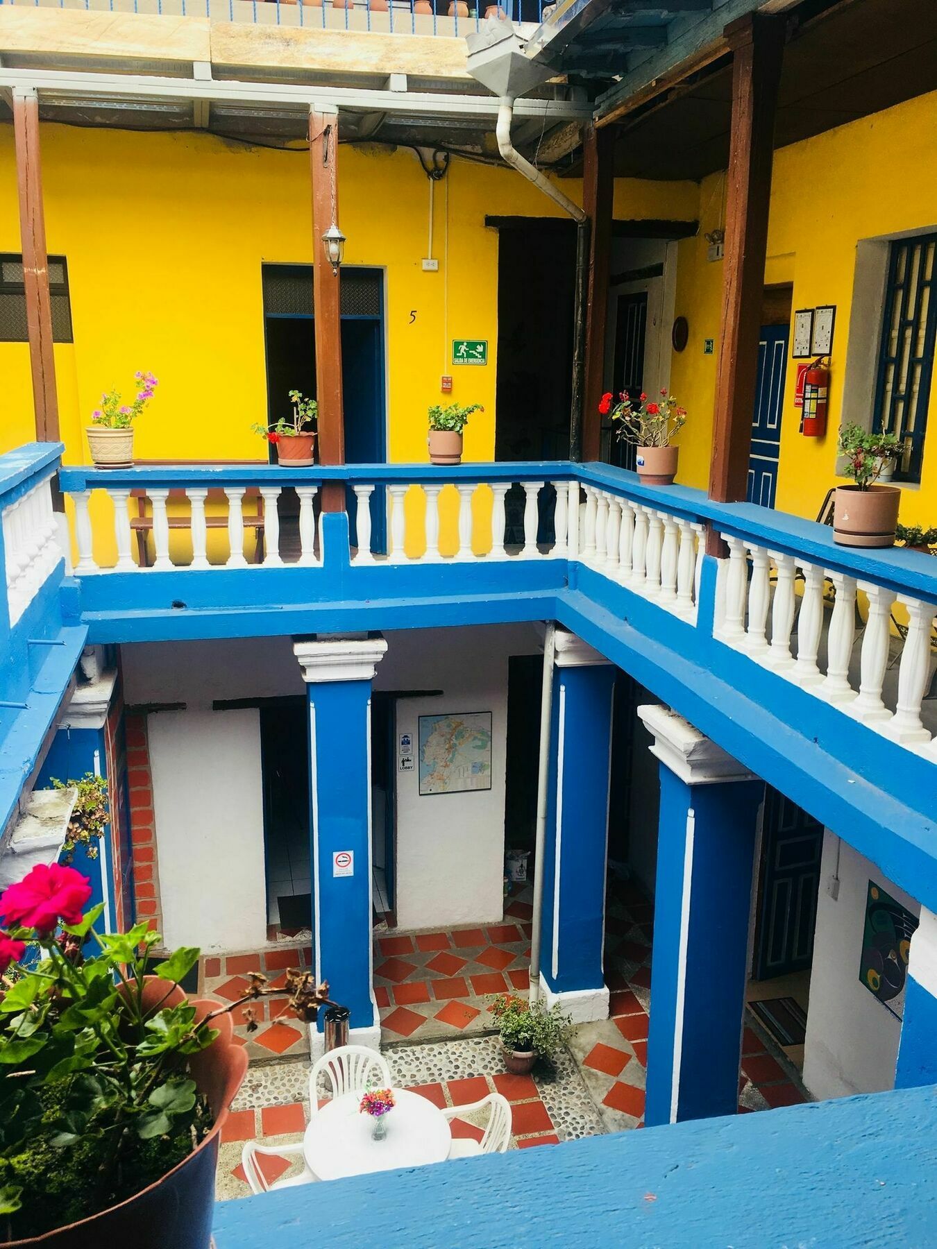 Blue Door Housing Historic Quito Hotell Exteriör bild